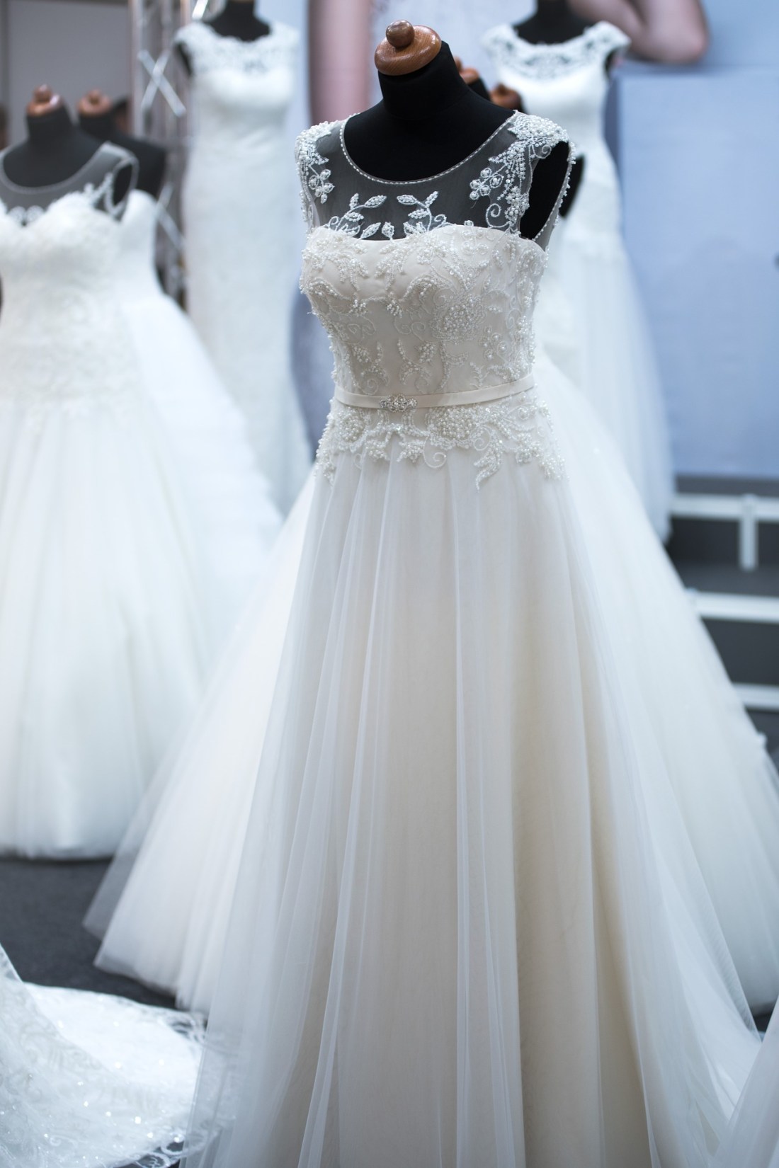 salon-of-wedding-dresses-1967312_1920